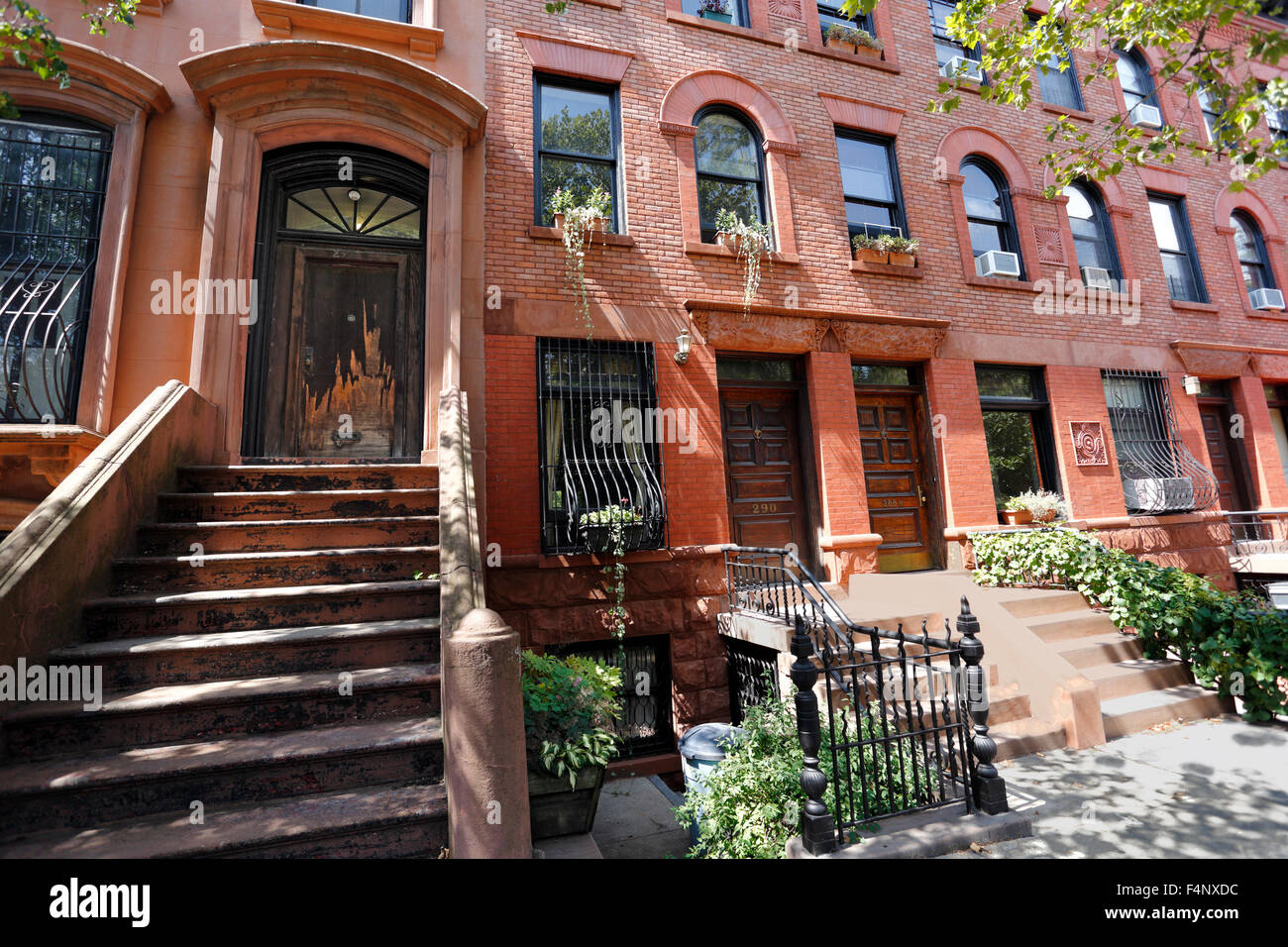 Brownstone Wohnungen aus Lafayette Avenue im Abschnitt Fort Greene von Brooklyn New York City Stockfoto
