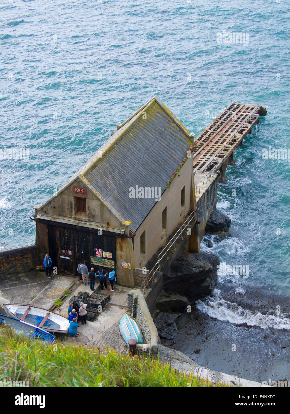 Ehemalige RNLI Lifeboat Station, Polpeor Cove, Lizard Point, Halbinsel Lizard, Cornwall, England, UK Stockfoto