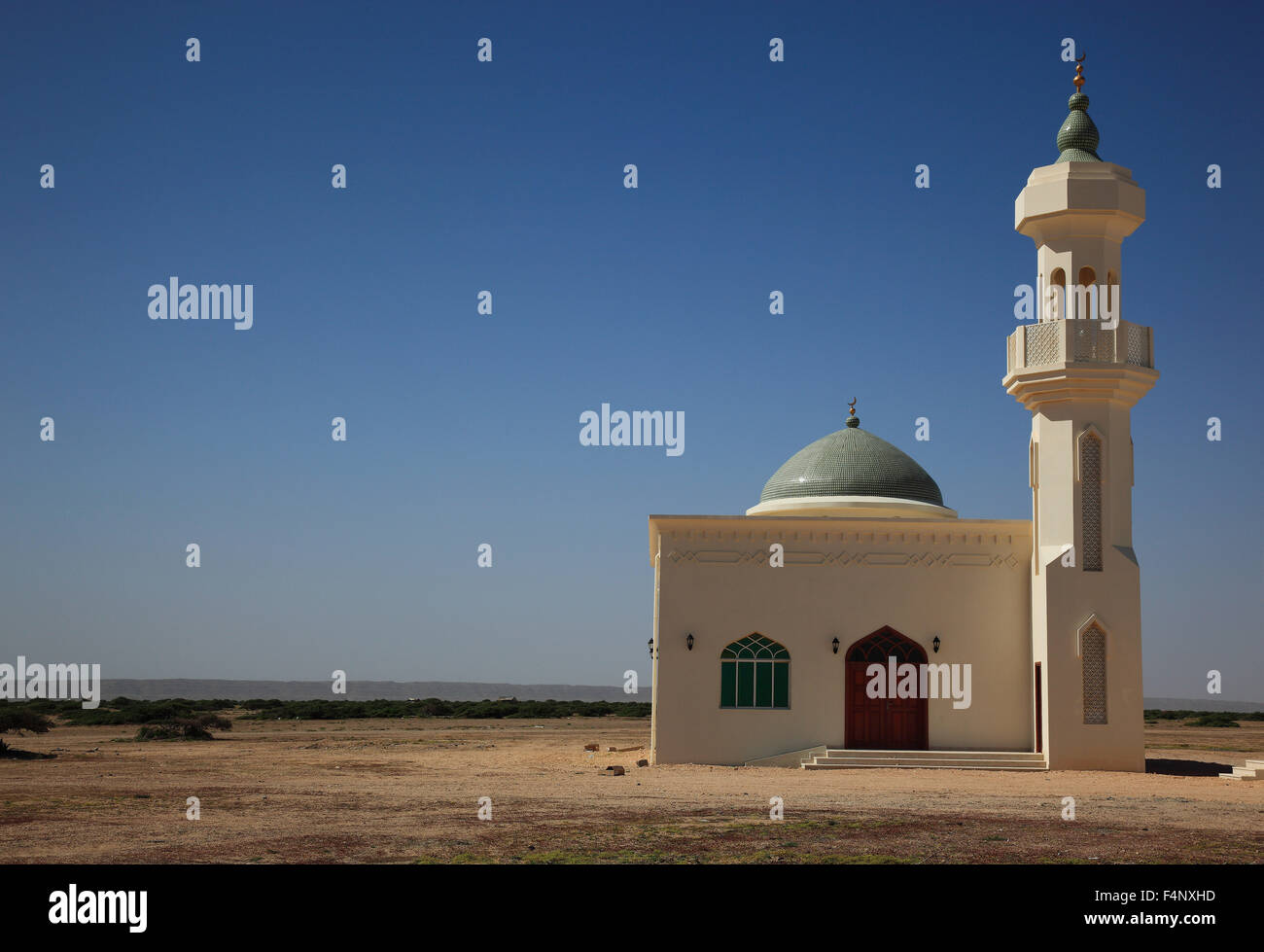 Kleine Moschee auf der einsamen Straße durch das leere Viertel Ar-Rub "al Khali, Oman" Stockfoto