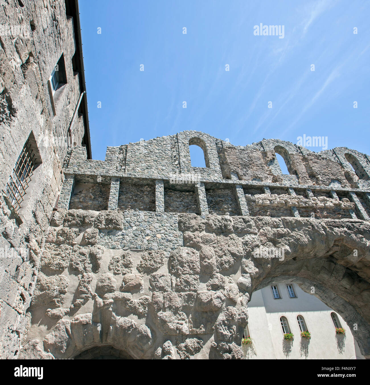 Die steinigen Praetorian Tor und Wände am Eingang zur alten römischen Stadt Aosta Italien aus 25BC Stockfoto