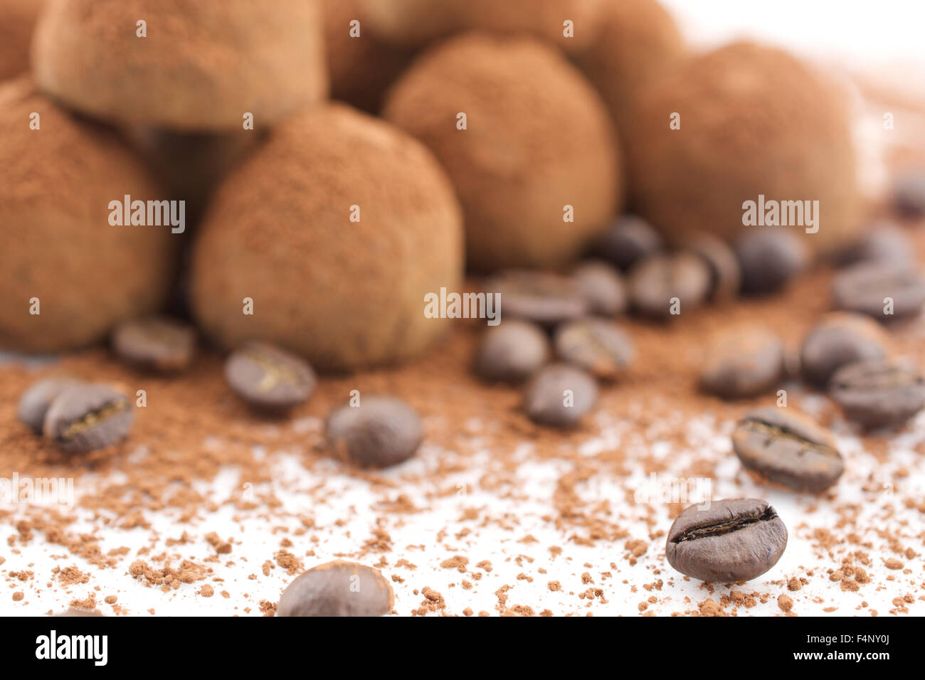 Schokoladentrüffel mit Kaffeebohnen Stockfoto