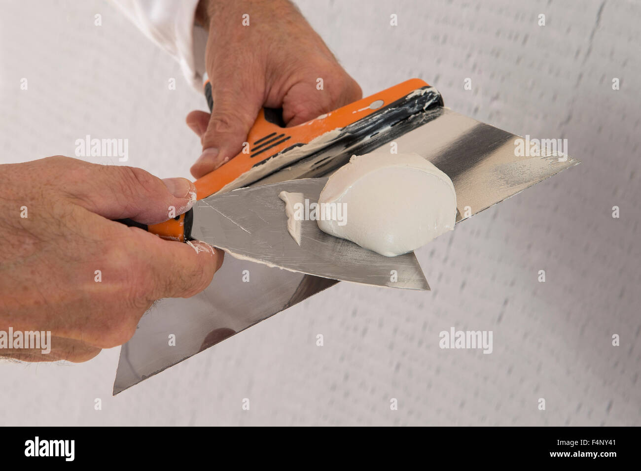 Arbeiter mit Wand verputzen Werkzeuge innerhalb eines Hauses Stockfoto