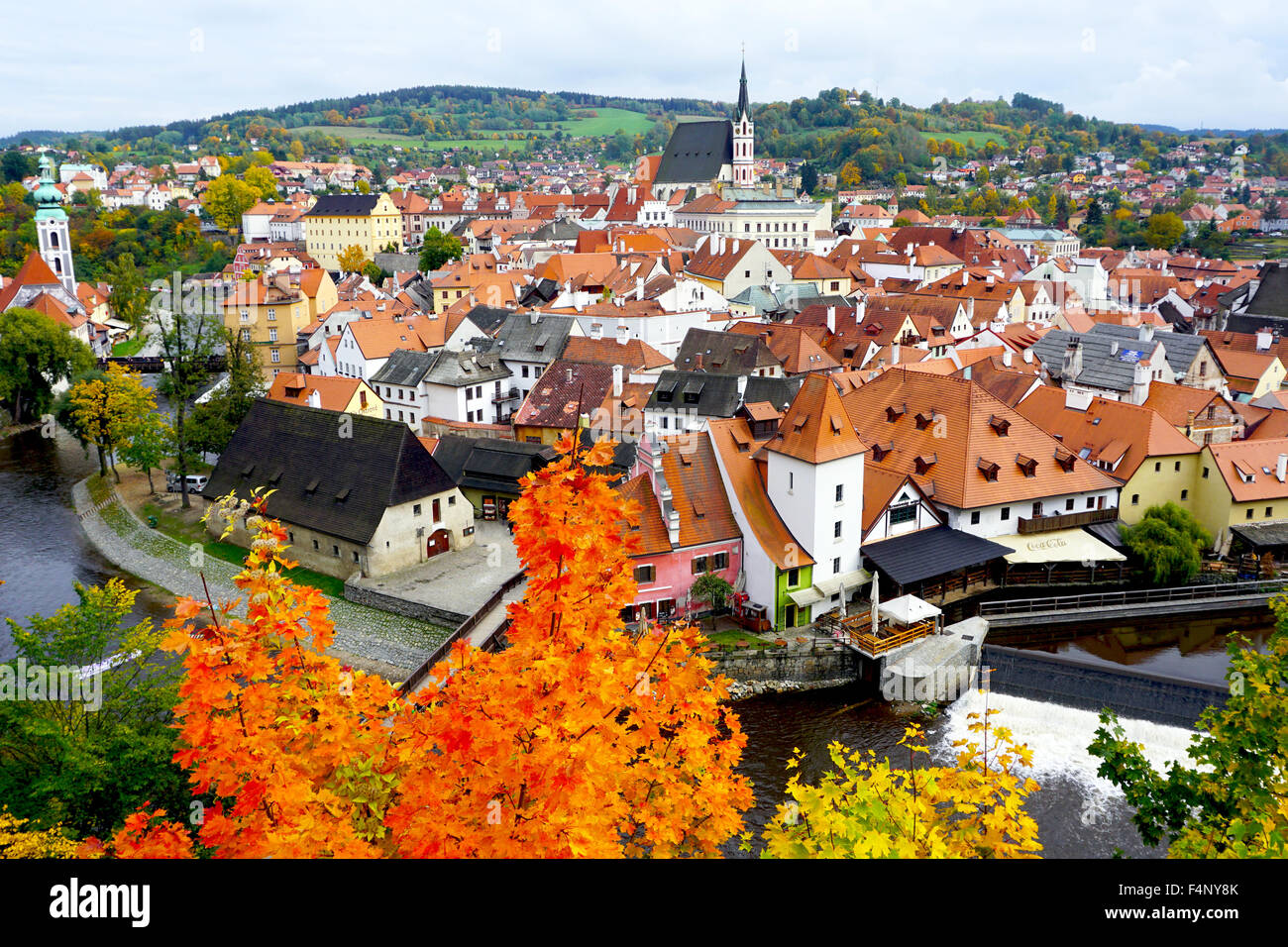 Standpunkte der Cesky Krumlov Altstadt Stadt und Fluss im Herbst Stockfoto
