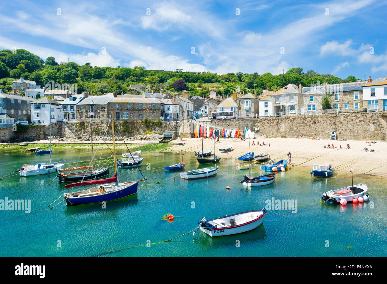 Ein Blick auf den Hafen in der idyllischen und malerischen Fischerhafen und Dorf Mousehole in Cornwall. Stockfoto