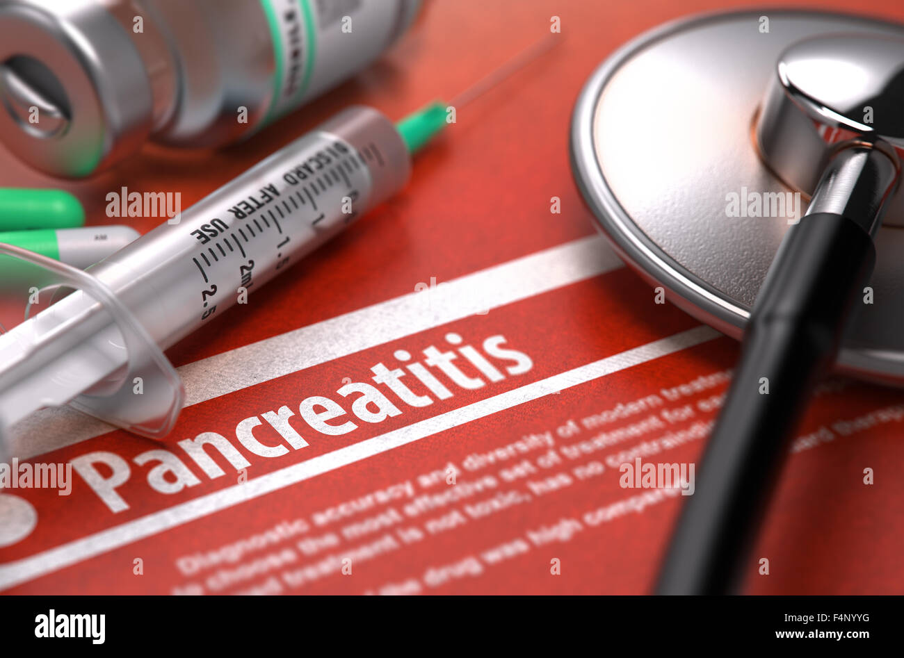 Diagnose - Pankreatitis. Medizinisches Konzept auf orangem Hintergrund mit verschwommenen Text und Komposition von Pillen, Spritzen und Stethosco Stockfoto
