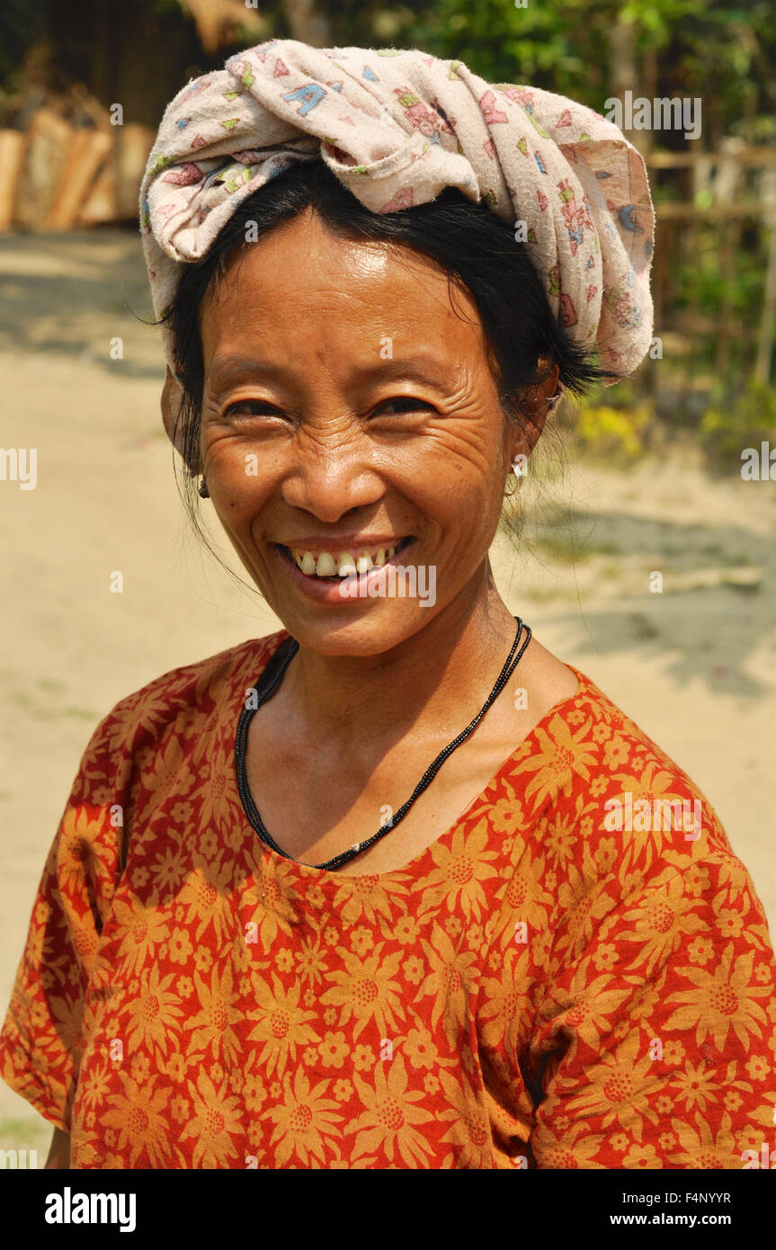 Nagaland, Indien - März 2012: Fröhliche Frau Lächeln vor der Kamera in Nagaland, abgelegenen Region von Indien. Redaktion Dokumentarfilm. Stockfoto