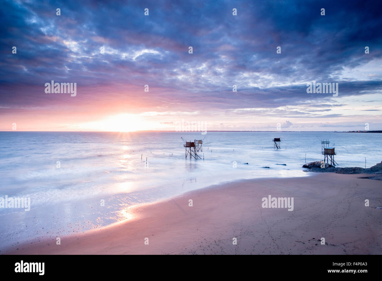 Pecheries, Fischerhütten bei Sonnenuntergang, Charante Maritime Stockfoto