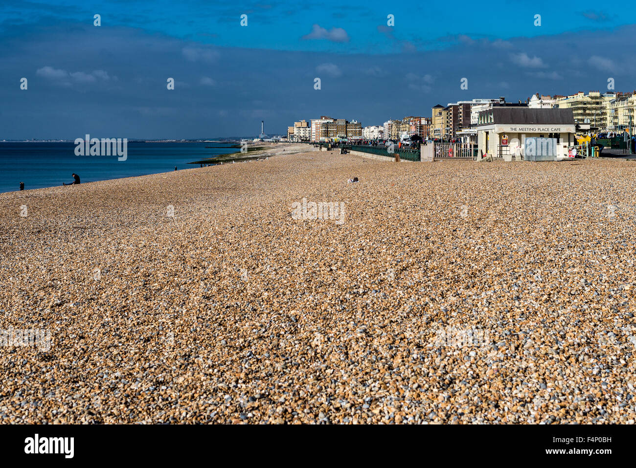 Blick nach Westen von der Brighton-Hove-Grenze entlang des Strandes mit stürmischen Himmel und ruhiger See Stockfoto