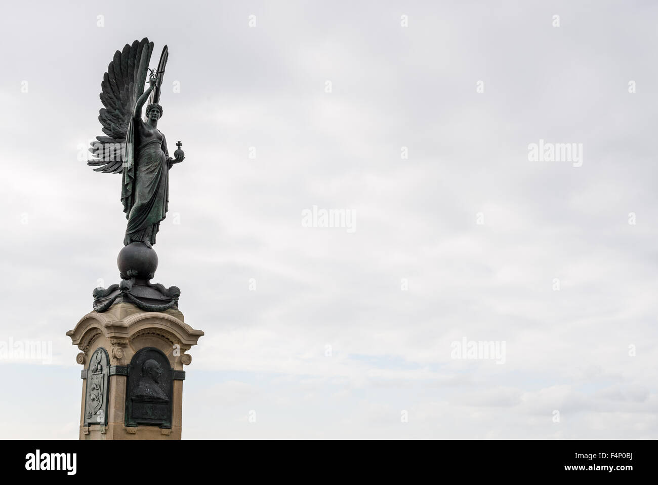 Frieden-Statue in Hove gegen bedecktem Himmel. Die Statue sitzt direkt an der Grenze zwischen Brighton und Hove. Stockfoto