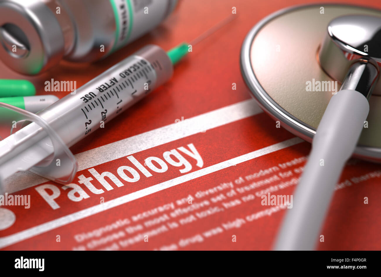 Pathologie - medizinisches Konzept auf orangem Hintergrund und medizinische Zusammensetzung - Stethoskop, Pillen und Spritze. Unscharfes Bild. Stockfoto