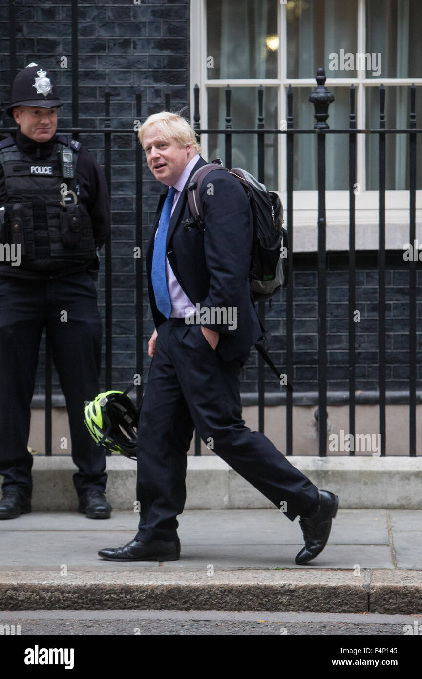 Boris Johnson kommt in der Downing Street, eine Kabinettssitzung zu besuchen Stockfoto