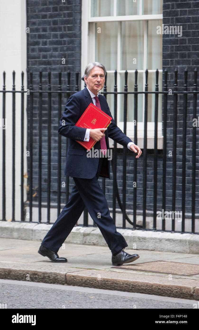 Philip Hammond, Staatssekretär für auswärtige und Commonwealth-Angelegenheiten, lässt Nummer 10 Downing Street nach einer Kabinettssitzung Stockfoto