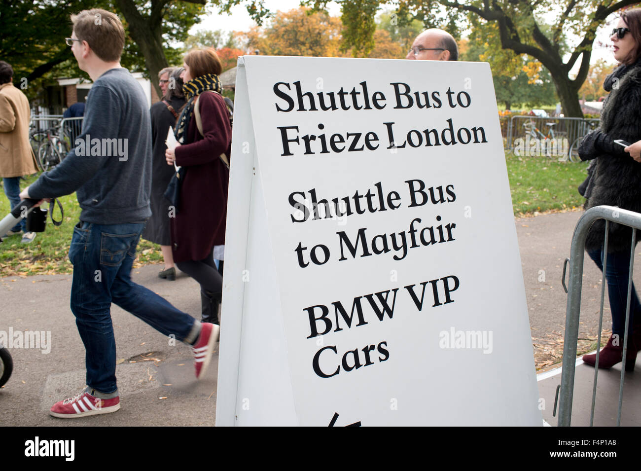 Frieze Art Fair London. 2015. Shuttle Bus Zeichen. Stockfoto