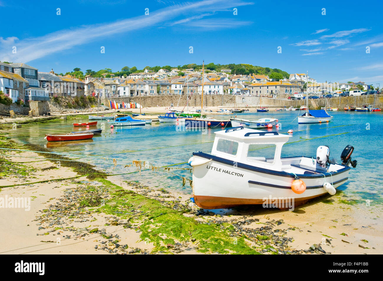 Ein Blick auf den Hafen in der idyllischen und malerischen Fischerhafen und Dorf Mousehole in Cornwall. Stockfoto