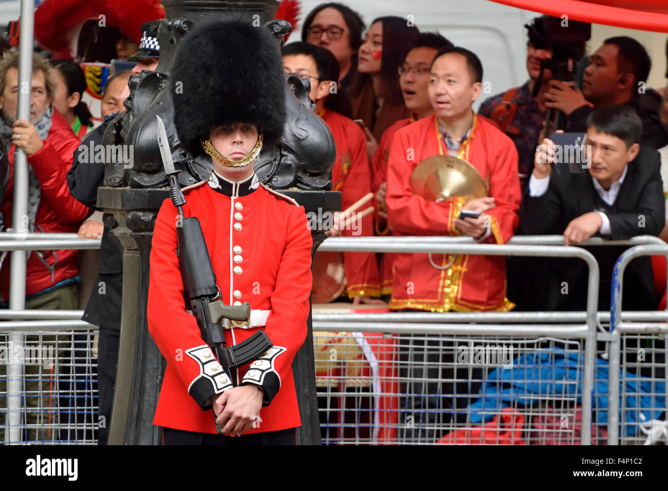 London. Soldat der Scots Guards und Menschenmengen in der Mall als chinesischen Staatspräsidenten Xi Jinping beginnt seine London besuchen 20. Oktober 2015 Stockfoto