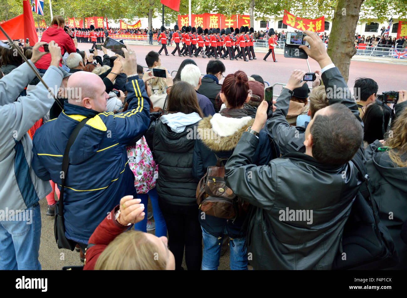 London. Menschenmassen in der Mall, die Fotos von Gardisten marschieren vorbei wie chinesischen Staatspräsidenten Xi Jinping seinen Besuch beginnt Oktober 2015 Stockfoto