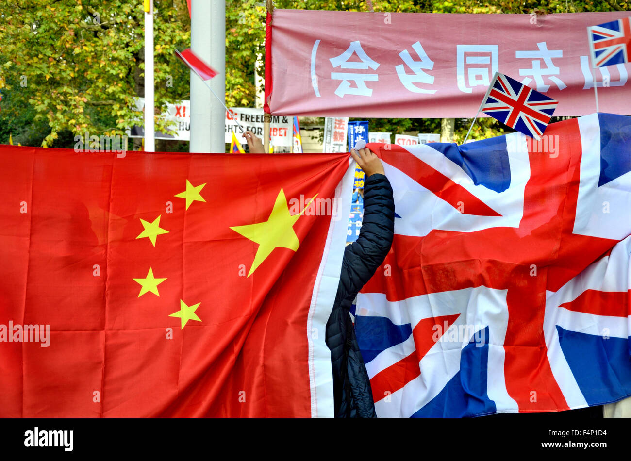 London Oktober 2015: Organisierten Anhänger der chinesischen Regierung Fahnen hochhalten Photographers Ansicht von Demonstranten blockieren Stockfoto