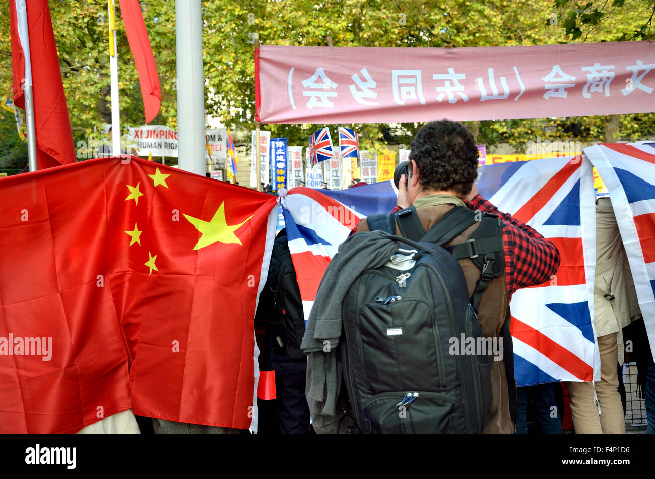 London Oktober 2015: Organisierten Anhänger der chinesischen Regierung Fahnen hochhalten Photographers Ansicht von Demonstranten blockieren Stockfoto