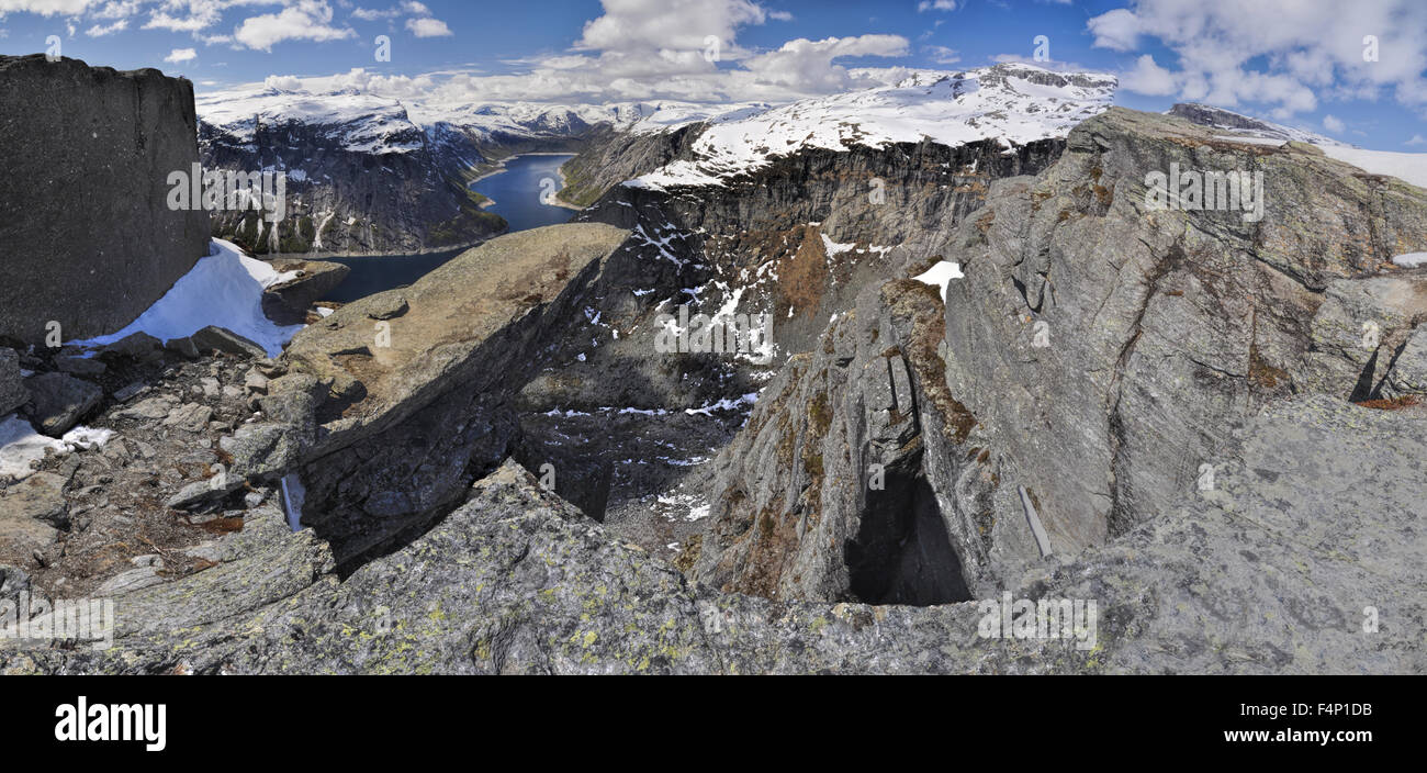 Malerische Aussicht auf Trolltunga Rock und den umliegenden Bergen in Norwegen Stockfoto