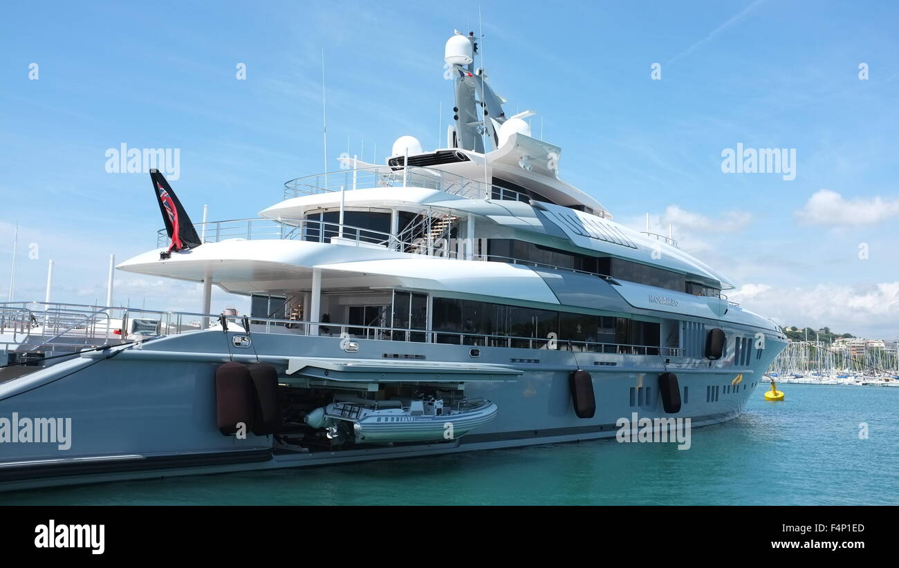 LuxusYacht in dock in Antibes, Frankreich. Ein Beiboot ist von der