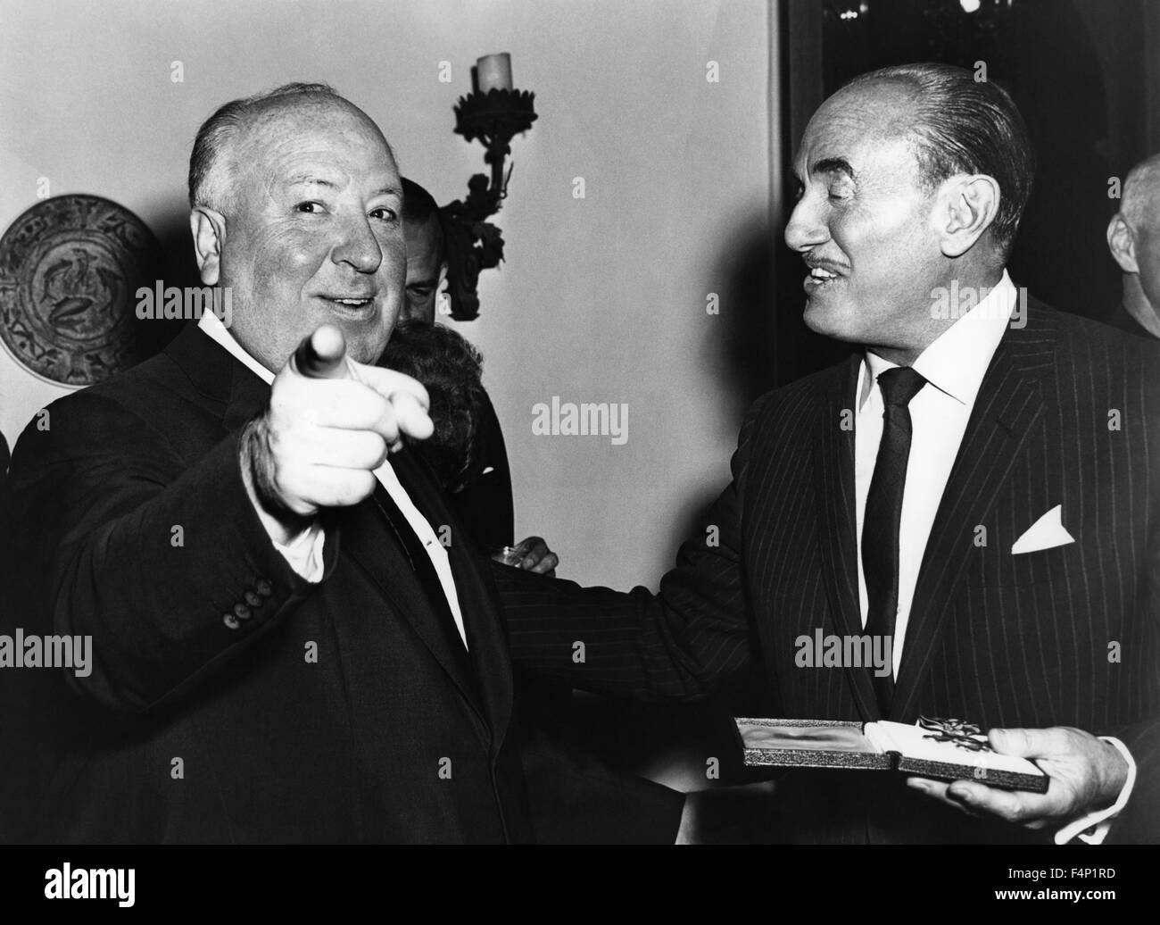 Alfred Hitchcock mit Jack l. Warner Stockfoto