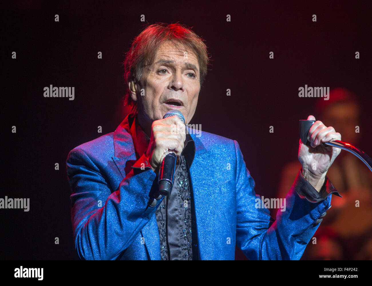 Sir Cliff Richard im Konzert in der Royal Albert Hall,London.The Konzert gehörte zu seinem 75. Geburtstag-Tour. Stockfoto