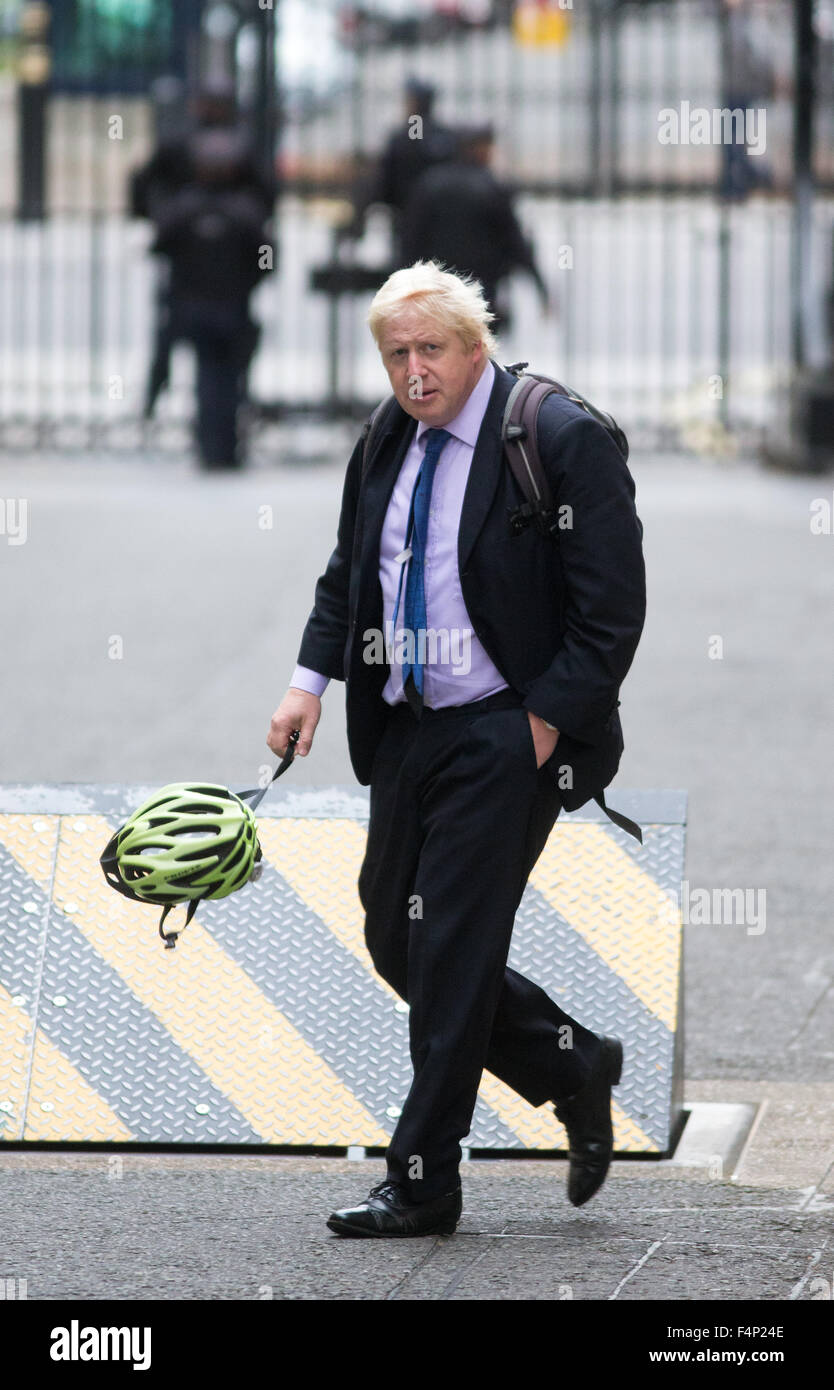 Boris Johnson kommt in der Downing Street, eine Kabinettssitzung zu besuchen Stockfoto