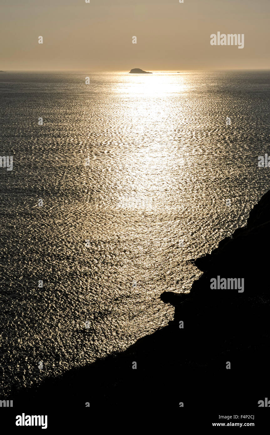 Die Sonne glitzerte Weg vom Meer im Whitesands Bay, Pembrokeshire, Wales. Stockfoto