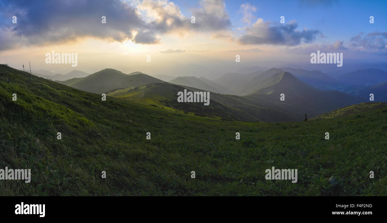 Malerischer Blick auf den Sonnenuntergang in Mala Fatra Gebirge in der Slowakei Stockfoto