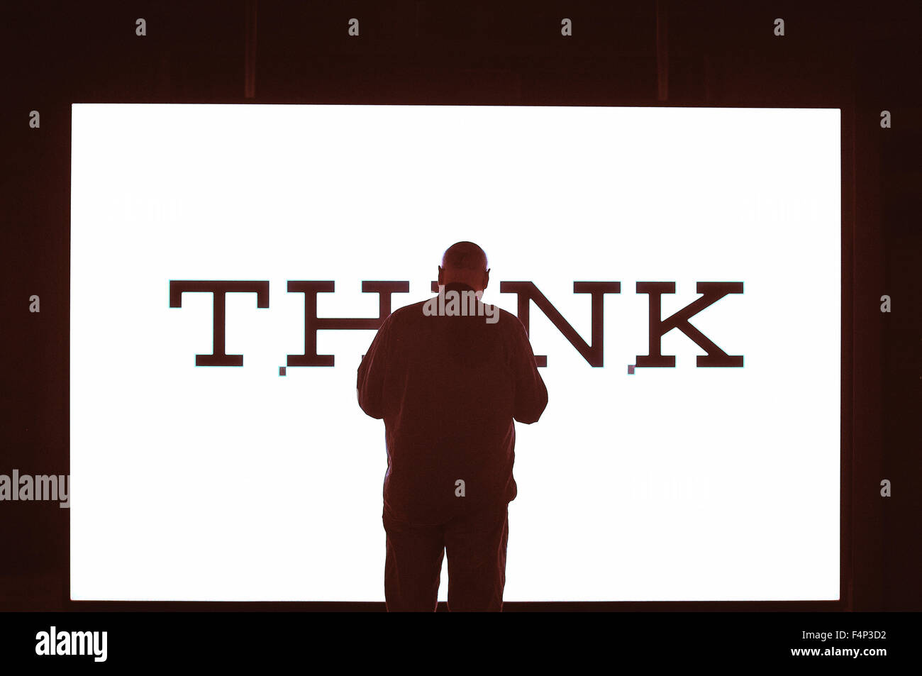 Eine humorvolle Gegenüberstellung von ein Mann das "i" in "Denken" in einem Museum Anzeige suchen. Chicago, Illinois, USA. Stockfoto