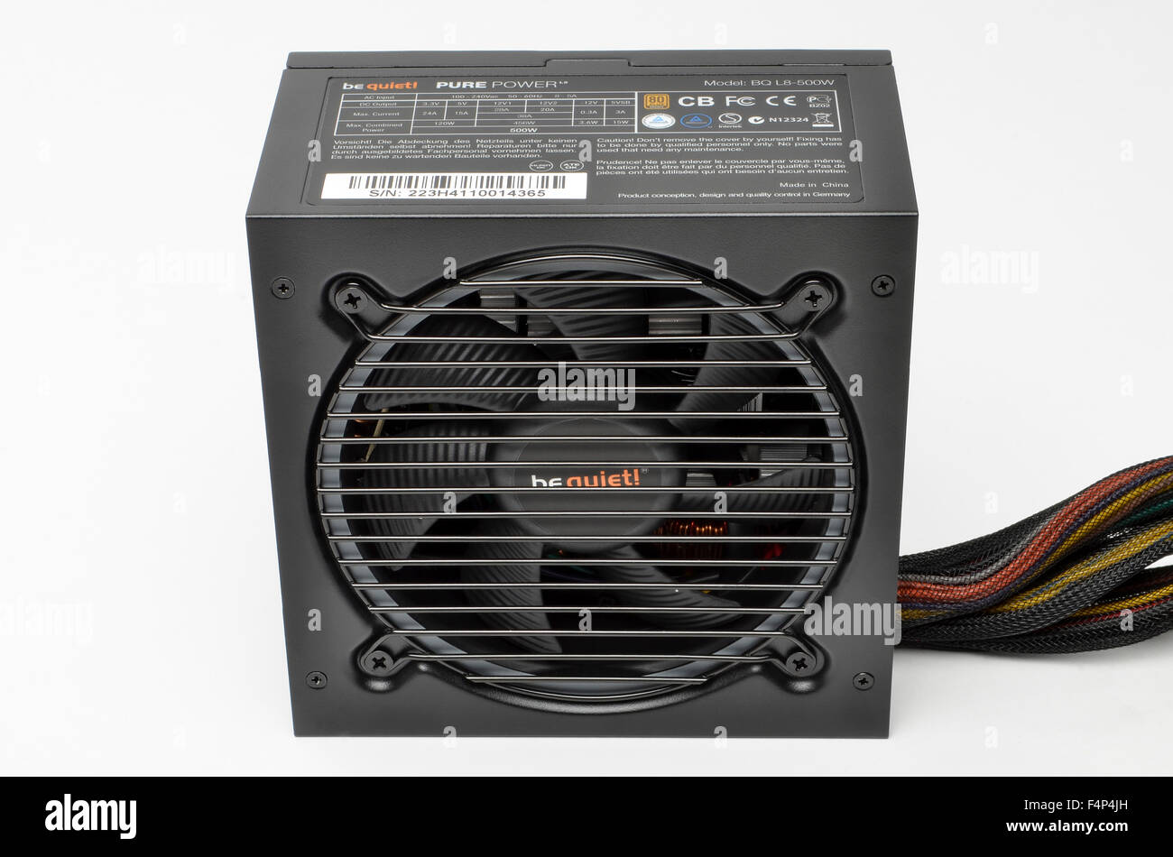 Werden Sie ruhige 550 Watt Computer Netzteil Netzteil und anschließen Sie Netzkabel. Stockfoto