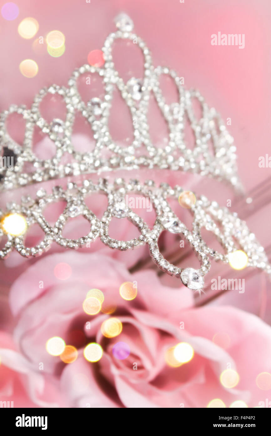 Beauty Queen glitzernde Krone auf rosa Hintergrund mit Rosen und gold bokeh Stockfoto