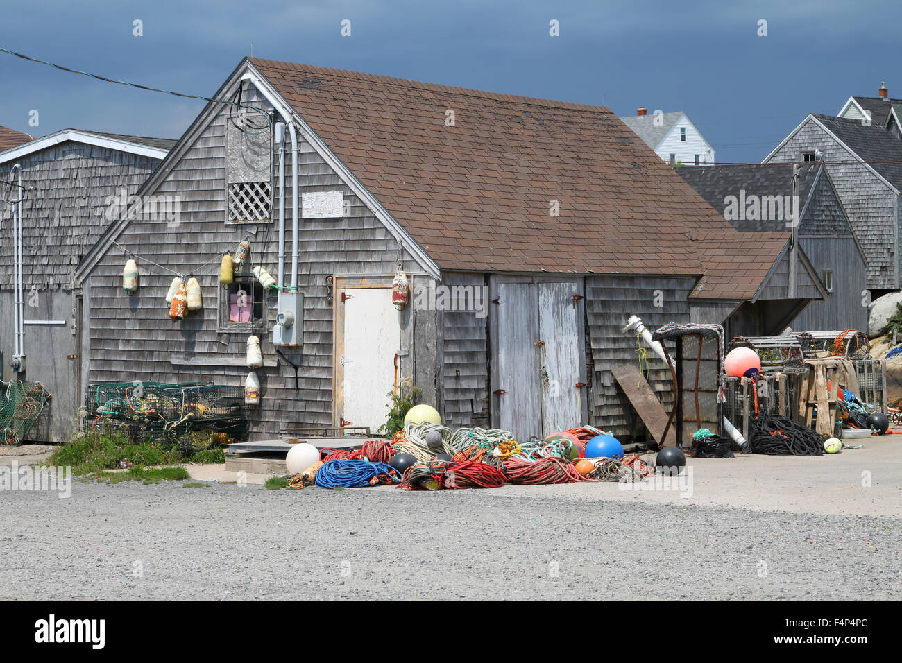 Hölzerne Angeln Shack mit Bojen hängen und bunte Seile in Peggys Cove, Nova Scotia, Kanada Stockfoto