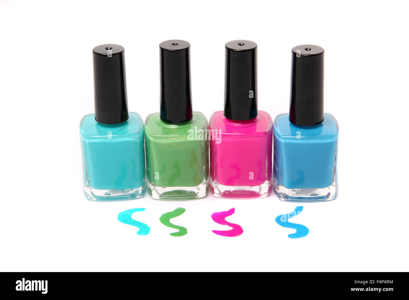 Nagellack Flaschen und Flecken in hellen Frühling oder Sommerfarben in hellblau, rosa und grün auf weißem Hintergrund Stockfoto