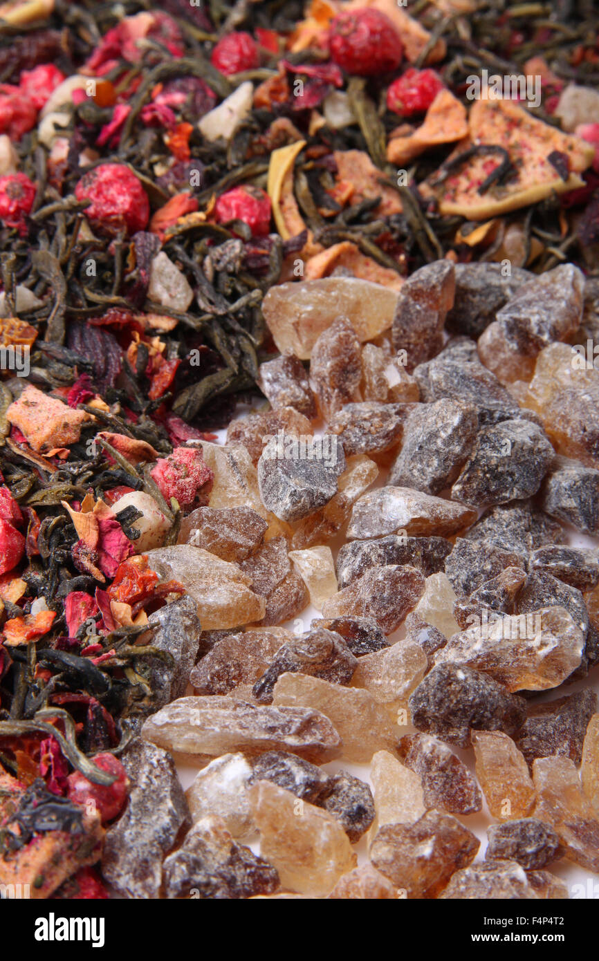 Losen getrockneten Beeren Tee mit grünen Blättern und braunen Kandis Stockfoto