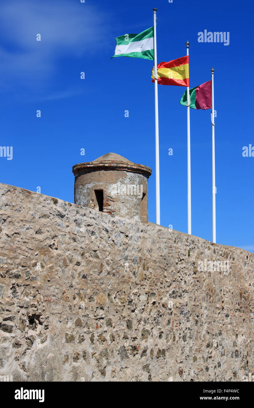 Fahnen über antike achten Jahrhundert Festung namens Castillo de Gibralfaro angehoben befindet sich in Malaga, Andalusien Costa Del s Stockfoto