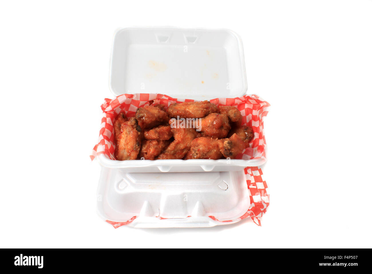 Nehmen Sie thai Chili Hühnerflügel im Paket auf einem weißen Hintergrund Stockfoto