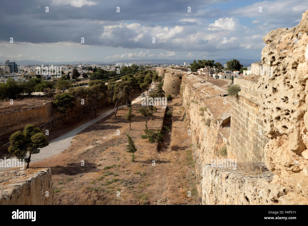 Blick entlang der mittelalterlichen Stadtmauer von Lusignan in Famagusta türkischen Norden Zyperns KATHY DEWITT Stockfoto