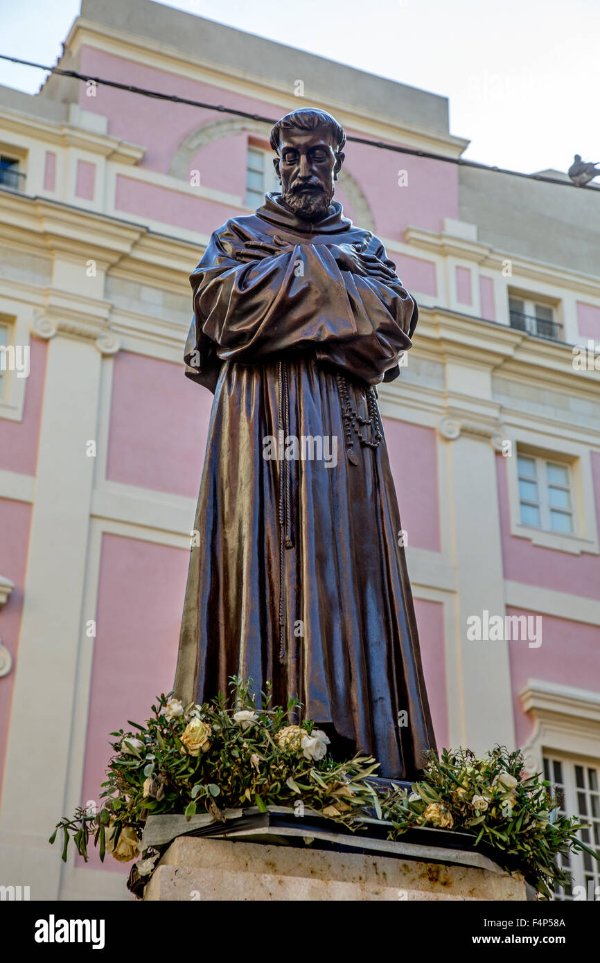 Statue des Heiligen Franz von Assisi auf Piazza Carlo Alberti in Cagliari - Sardinien Stockfoto