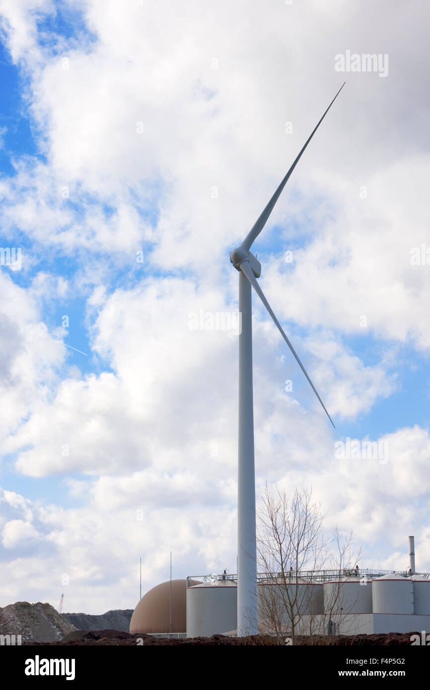 beschädigte Windturbine hat einen seine Rotorblätter nach einem heftigen Sturm verloren. Stockfoto