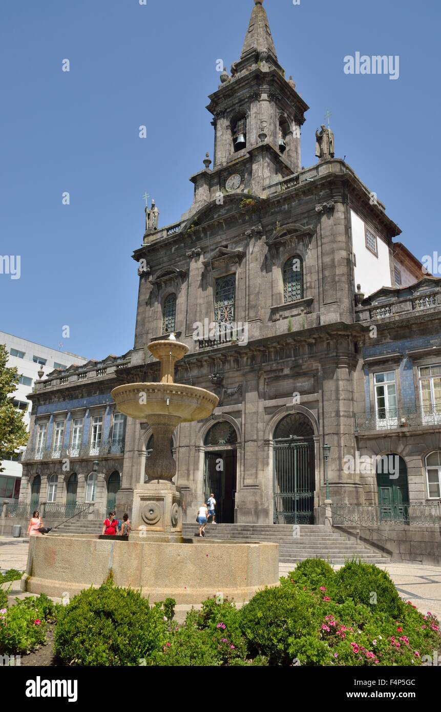 Menschen in der Nähe von Trindade Kirche in Porto, Portugal Stockfoto