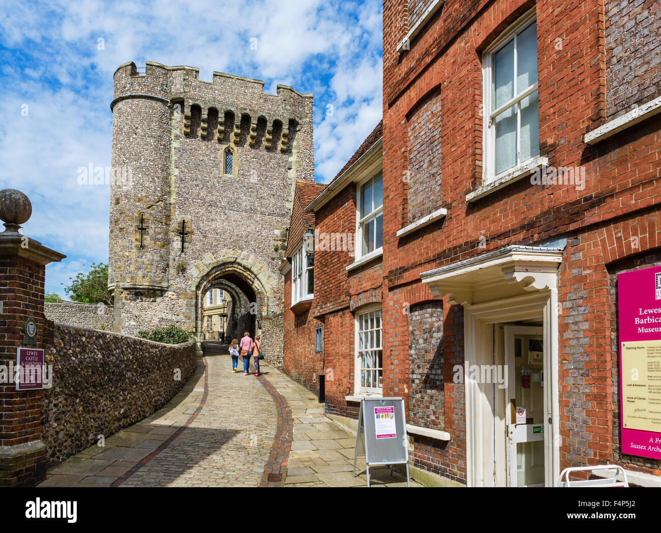 Die Barbican Gate bei Lewes Castle, Lewes, East Sussex, England, UK Stockfoto