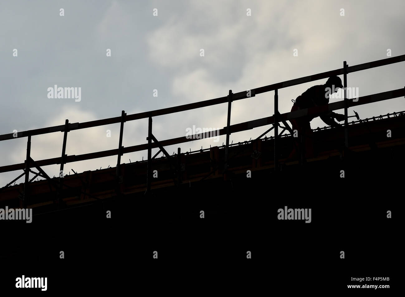 Bau Arbeiter Silhouette auf eine Konstruktion mit Coudy Himmel Hintergrund Stockfoto