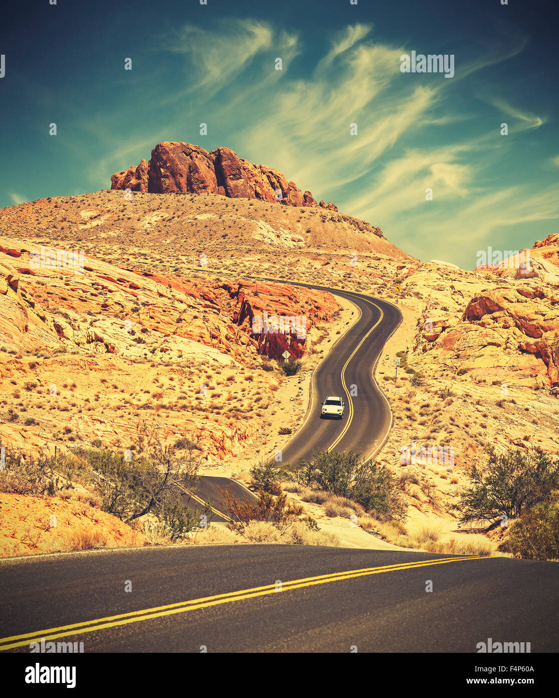 Retro getönten Wicklung Desert Highway, Abenteuer Reisekonzept, Valley of Fire State Park, Nevada, USA. Stockfoto