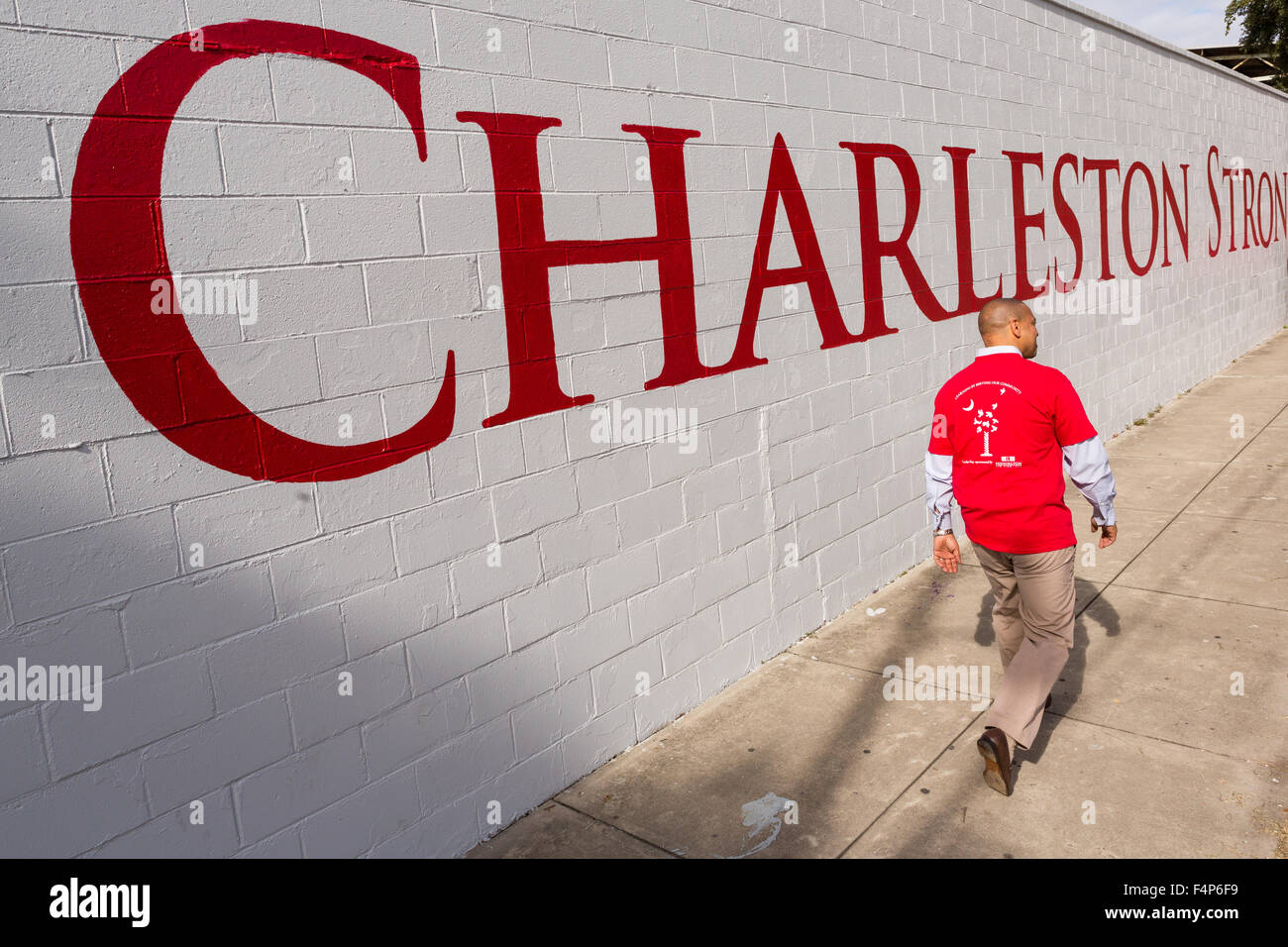 Senator Marlon Kimpson geht vorbei an der frisch gestrichenen Charleston Strong Wandbild während Zeremonien 21. Oktober 2015 in Charleston, South Carolina. Die Mauer ist die Masse, die Dreharbeiten an der historischen Mutter Emanuel African Methodist Episcopal Church im Juni letzten Jahres zu gedenken. Stockfoto