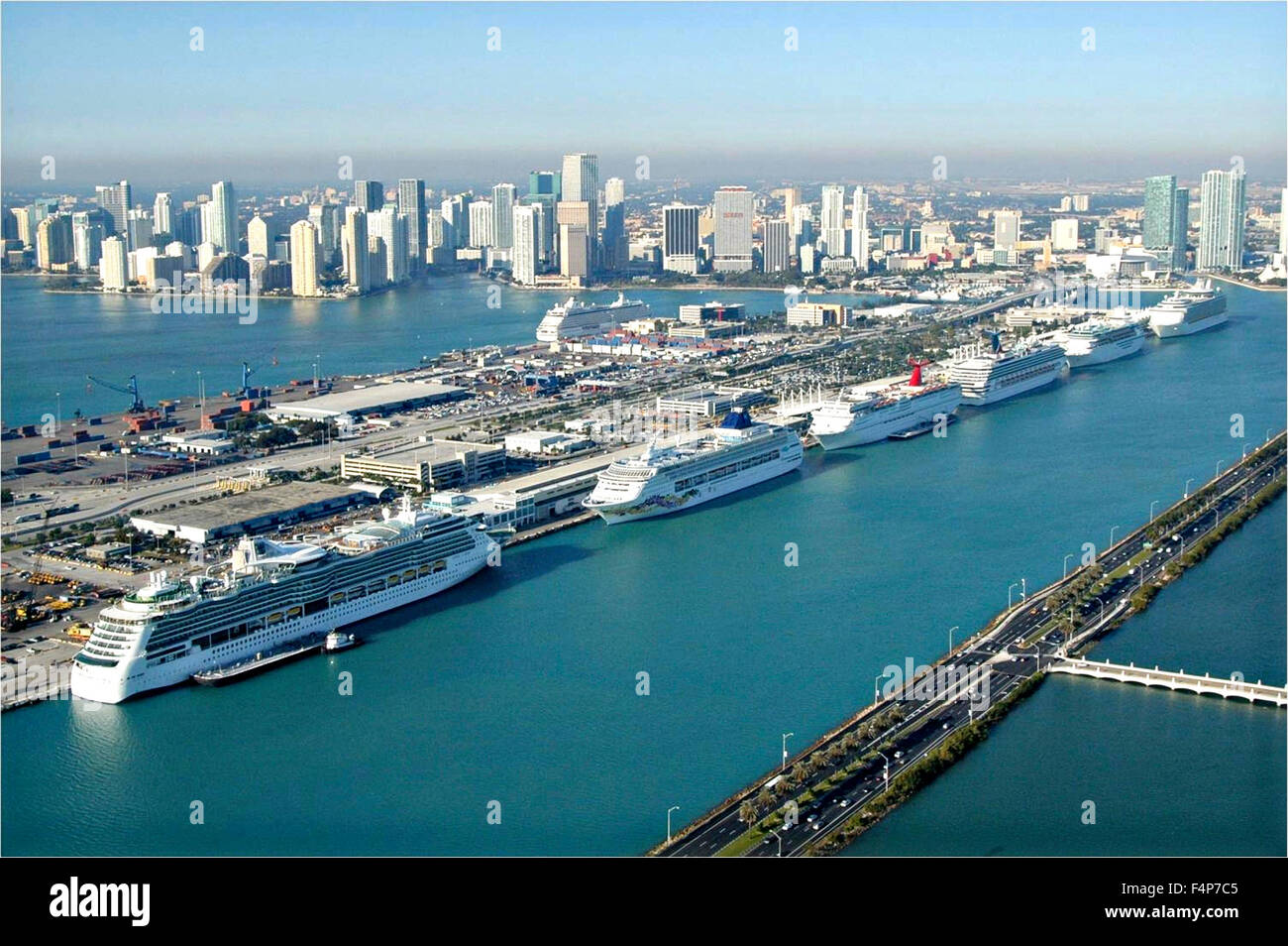 Luftbild von der Port of Miami cruise Ship terminal und Fracht in Miami, Florida. Stockfoto