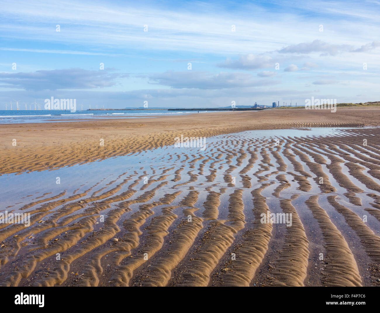 Seaton Carew Strand mit Redcar Stahlwerk in Ferne. Seaton Carew, Nord-Ost-England. UK Stockfoto