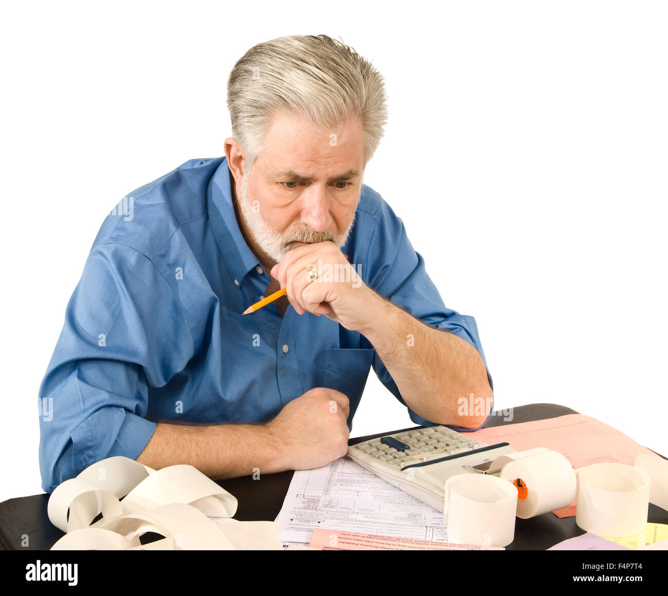 Einem mittleren Alter Mann denkt über seine Steuer sorgen Stockfoto