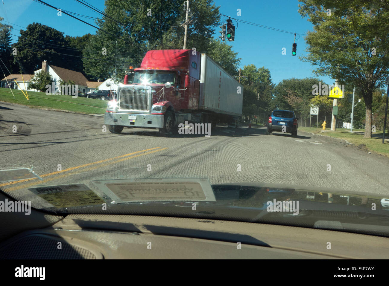 Traktor Anhänger vorbei obwohl Kleinstadt. Stockfoto