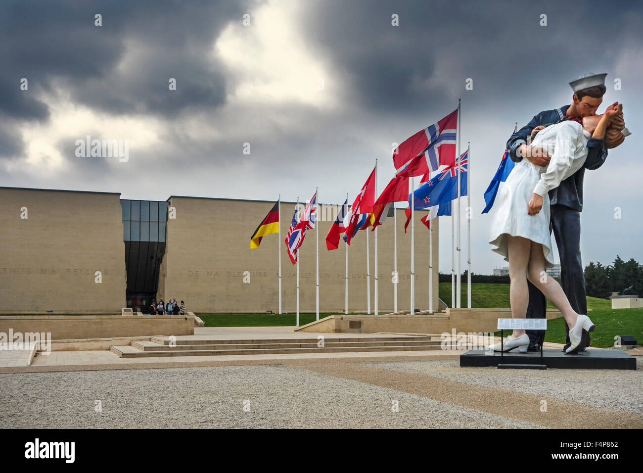 Bedingungslose Kapitulation Skulptur zeigt einen Weltkrieg zwei Segler und eine Krankenschwester küssen im Mémorial de Caen, Normandie, Frankreich Stockfoto